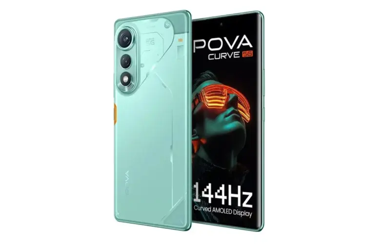 Seseorang memegang smartphone yang merepresentasikan desain elegan bodi belakang Tecno Pova Curve 2 5G berwarna gelap.