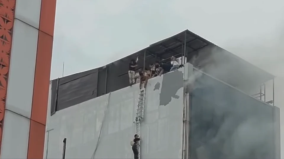 Detik-detik evakuasi korban yang terjebak menggunakan tangga darurat saat Kebakaran Gedung Kemayoran, Polisi kini selidiki indikasi kelalaian dan perizinan.