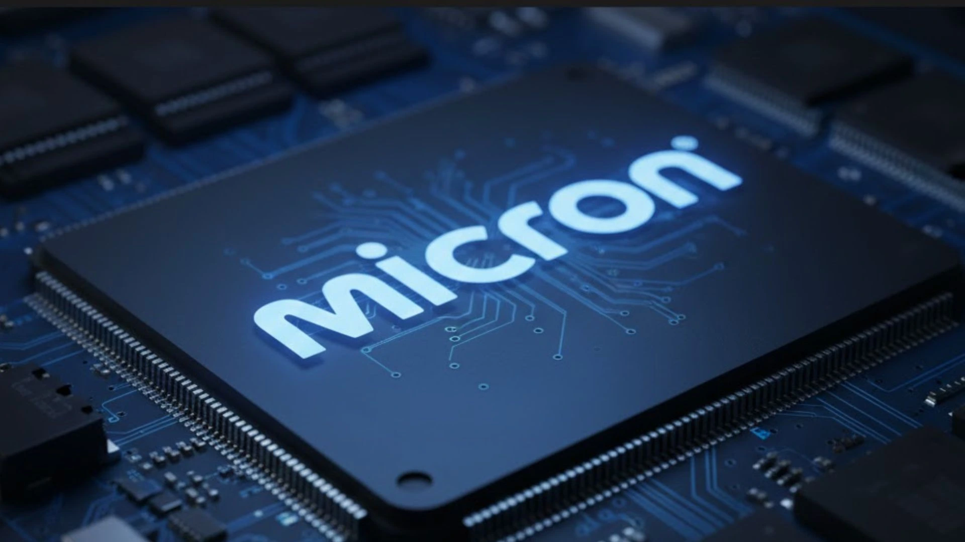 Chip memori Micron dengan logo menyala, melambangkan keputusan strategis Micron Tutup Crucial dan fokus pada HBM, SSD, dan DRAM kelas Enterprise untuk AI dan pusat data.