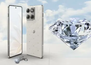 Visualisasi desain Motorola Edge 70 Swarovski Special Edition warna putih Cloud Dancer dengan ilustrasi kristal berlian besar.