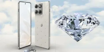 Visualisasi desain Motorola Edge 70 Swarovski Special Edition warna putih Cloud Dancer dengan ilustrasi kristal berlian besar.