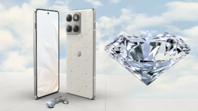 Visualisasi desain Motorola Edge 70 Swarovski Special Edition warna putih Cloud Dancer dengan ilustrasi kristal berlian besar.