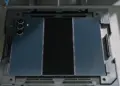 Bocoran proses perakitan Samsung Galaxy Z TriFold yang menampilkan desain tiga lipatan presisi dengan modul kamera vertikal dalam cetakan uji coba pabrik.