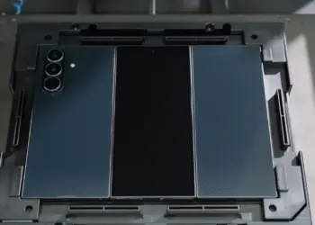 Bocoran proses perakitan Samsung Galaxy Z TriFold yang menampilkan desain tiga lipatan presisi dengan modul kamera vertikal dalam cetakan uji coba pabrik.