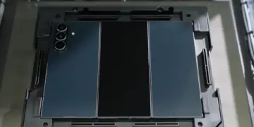 Bocoran proses perakitan Samsung Galaxy Z TriFold yang menampilkan desain tiga lipatan presisi dengan modul kamera vertikal dalam cetakan uji coba pabrik.