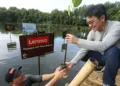 President Director Lenovo Indonesia, Budi Janto, berpartisipasi dalam aksi nyata CSR Lenovo menanam 1.000 pohon mangrove di Taman Wisata Angke Jakarta untuk keberlanjutan lingkungan.