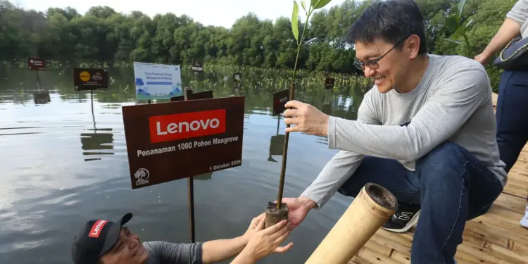 President Director Lenovo Indonesia, Budi Janto, berpartisipasi dalam aksi nyata CSR Lenovo menanam 1.000 pohon mangrove di Taman Wisata Angke Jakarta untuk keberlanjutan lingkungan.