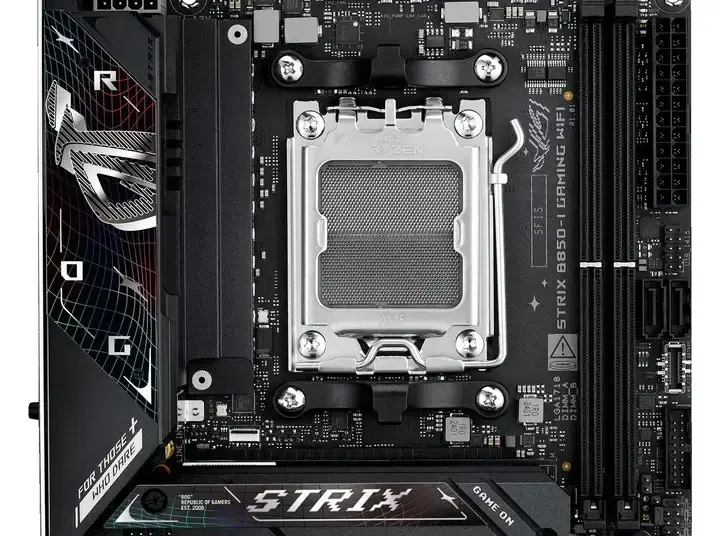 Motherboard Asus ROG Strix B850-I Gaming WiFi hitam dengan socket AM5, yang menjadi basis struktur desain untuk Asus ROG Mini Blizzard putih.