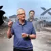 Ilustrasi Tim Cook dan Elon Musk dengan latar belakang banjir Sumatra, menandakan bantuan Apple dan Starlink untuk korban bencana.