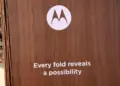 Teaser resmi HP lipat buku Motorola terbaru berupa undangan kayu dengan tulisan Every fold reveals a possibility untuk peluncuran Januari 2026