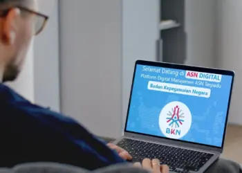 Ilustrasi pengguna melakukan cara login ASN Digital terbaru di laptop yang mewajibkan verifikasi Google Authenticator resmi BKN.