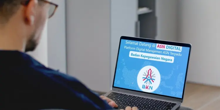 Ilustrasi pengguna melakukan cara login ASN Digital terbaru di laptop yang mewajibkan verifikasi Google Authenticator resmi BKN.