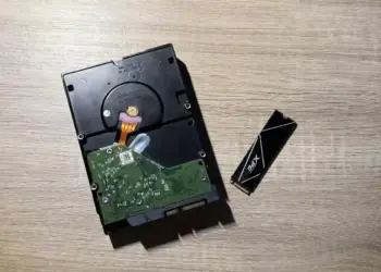 Foto perbandingan fisik Hard Disk (HDD) dan SSD M.2 NVMe yang menjadi kunci utama dalam cara mempercepat PC yang lemot.