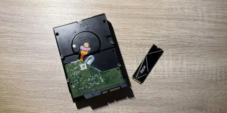 Foto perbandingan fisik Hard Disk (HDD) dan SSD M.2 NVMe yang menjadi kunci utama dalam cara mempercepat PC yang lemot.