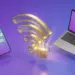 Ilustrasi 3D simbol Wi-Fi emas dengan gembok terbuka di antara smartphone dan laptop, merepresentasikan solusi cara mengetahui password Wi-Fi yang terkunci atau lupa.
