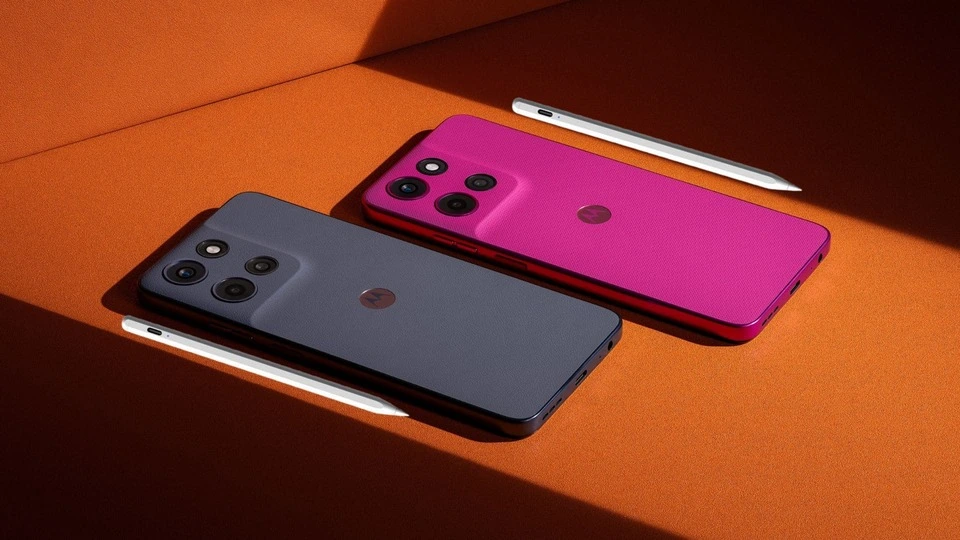 Tampilan belakang Moto G Stylus 2026 dalam varian warna magenta dan abu-abu gelap dengan tekstur kulit sintetis premium serta pena stylus.