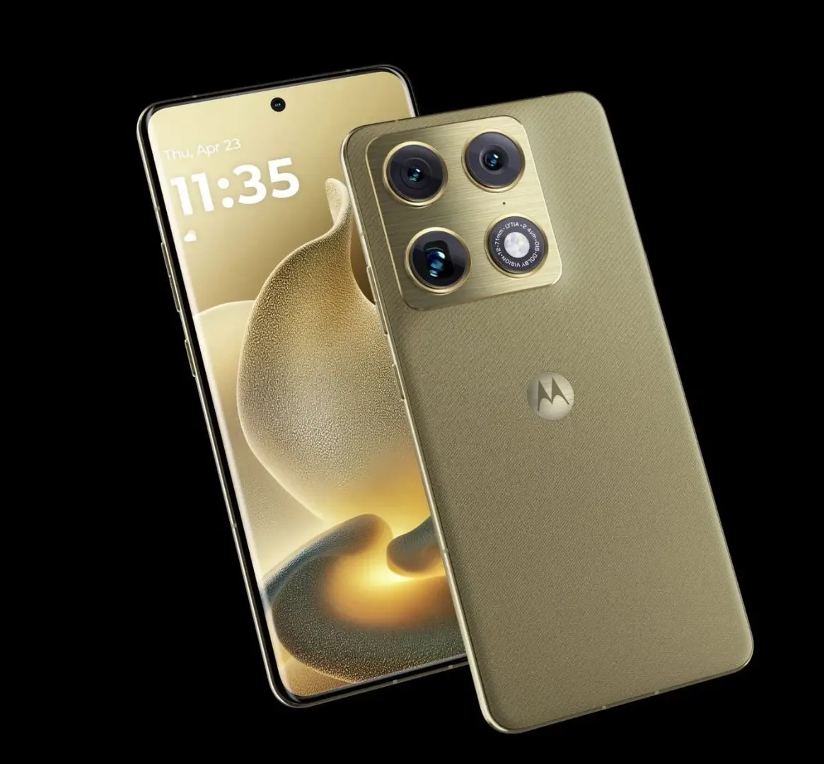 Tampilan desain Motorola Signature varian warna Martini Olive yang memperlihatkan tekstur bodi belakang fabric-like dan layar lengkung (curved display) dengan punch-hole presisi.