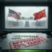 Ilustrasi chip Nvidia H200 dengan stempel merah bertuliskan "APPROVED: 25% TARIFF" di dalam kontainer, berlatar belakang bendera Amerika Serikat dan China di gerbang perbatasan.