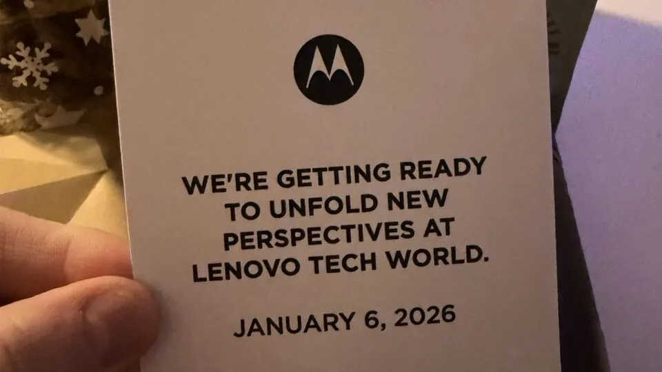 Foto kartu undangan eksklusif Motorola Lenovo Tech World yang mengkonfirmasi peluncuran HP Lipat Buku Motorola pada 6 Januari 2026.