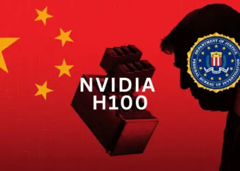 Grafis ilustrasi yang menggambarkan penyelundupan chip AI NVIDIA H100 ke China, menampilkan tumpukan perangkat keras NVIDIA H100 di depan bendera merah China, disandingkan dengan siluet Donald Trump dan logo resmi FBI (Federal Bureau of Investigation) sebagai simbol penegakan hukum AS yang menggagalkan upaya tersebut.
