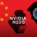 Grafis ilustrasi yang menggambarkan penyelundupan chip AI NVIDIA H100 ke China, menampilkan tumpukan perangkat keras NVIDIA H100 di depan bendera merah China, disandingkan dengan siluet Donald Trump dan logo resmi FBI (Federal Bureau of Investigation) sebagai simbol penegakan hukum AS yang menggagalkan upaya tersebut.