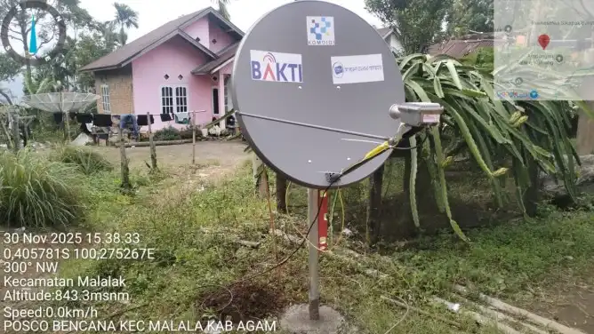 Dish VSAT layanan Internet Satelit SATRIA-1 terpasang di Posko Bencana Kecamatan Malalak, Kabupaten Agam, Sumatra Barat, sebagai bukti mobilisasi darurat.