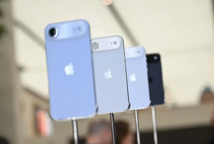 Tampilan belakang deretan iPhone Air (iPhone 17 Slim) dengan desain tipis dan kamera tunggal, model yang dikabarkan mengalami turun harga paling cepat.