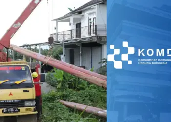 Kolase foto upaya perbaikan infrastruktur fisik BTS dan logo Komdigi dalam rangka pemulihan jaringan komunikasi Sumbar melalui Starlink gratis dan perbaikan menara.