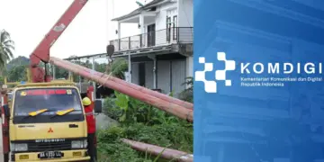 Kolase foto upaya perbaikan infrastruktur fisik BTS dan logo Komdigi dalam rangka pemulihan jaringan komunikasi Sumbar melalui Starlink gratis dan perbaikan menara.