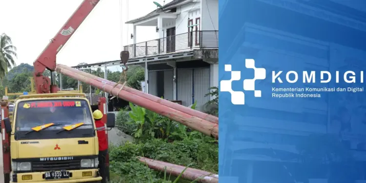 Kolase foto upaya perbaikan infrastruktur fisik BTS dan logo Komdigi dalam rangka pemulihan jaringan komunikasi Sumbar melalui Starlink gratis dan perbaikan menara.