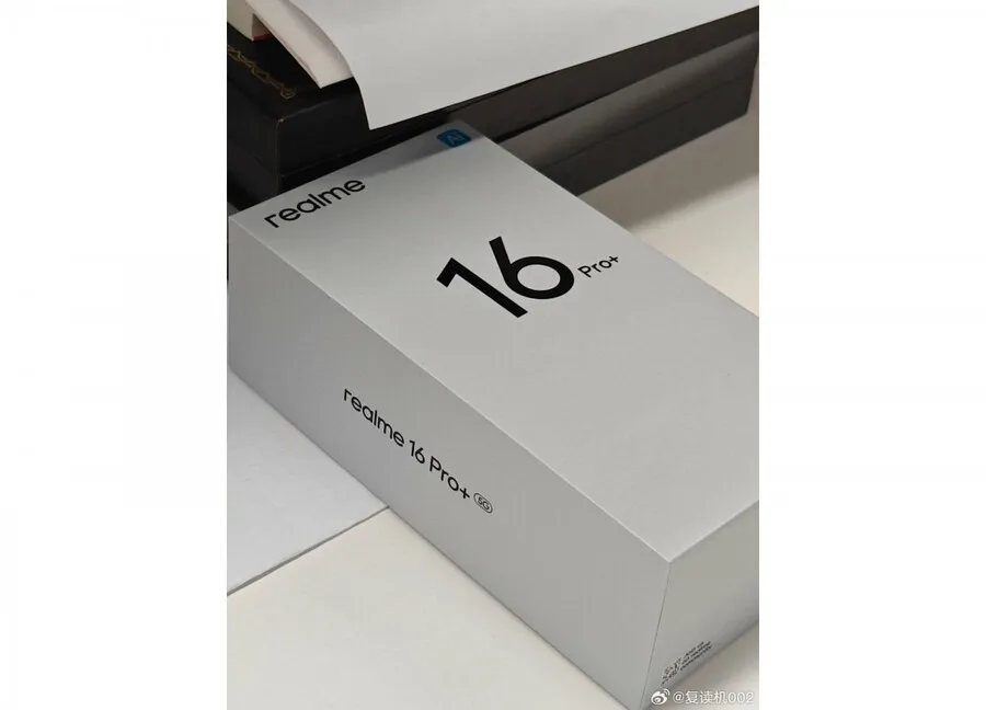 Foto kotak kemasan ritel Realme 16 Pro Plus, bukti kembalinya fitur kamera telephoto periskop.
