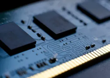 Close-up modul RAM DDR5, ilustrasi utama krisis chip memori global yang menyebabkan harga HP dan laptop naik drastis karena stok diborong industri Cloud AI.