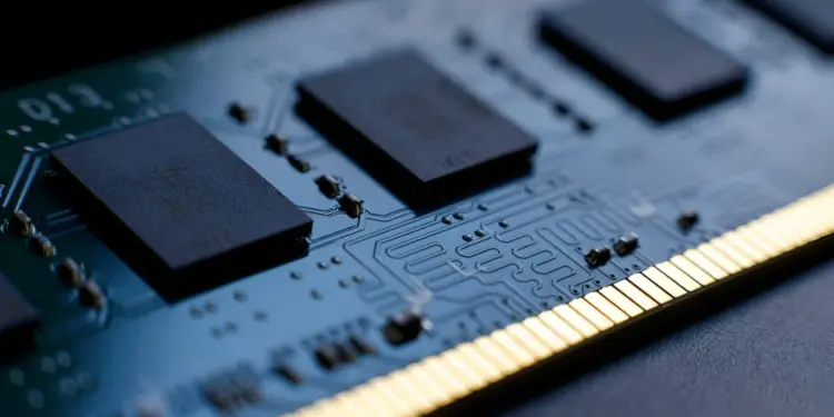 Close-up modul RAM DDR5, ilustrasi utama krisis chip memori global yang menyebabkan harga HP dan laptop naik drastis karena stok diborong industri Cloud AI.