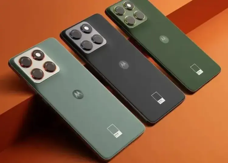 Render tiga unit smartphone Motorola Edge 70 Ultra warna hijau dan hitam, flagship terbaru yang dikabarkan mendukung fitur stylus untuk menyaingi Samsung.