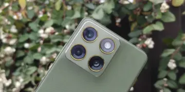 Close-up desain modul kamera belakang Motorola Signature berwarna hijau dengan tekstur premium, menampilkan lensa utama 50MP OIS dan aksen emas.