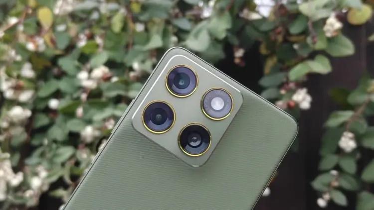 Close-up desain modul kamera belakang Motorola Signature berwarna hijau dengan tekstur premium, menampilkan lensa utama 50MP OIS dan aksen emas.
