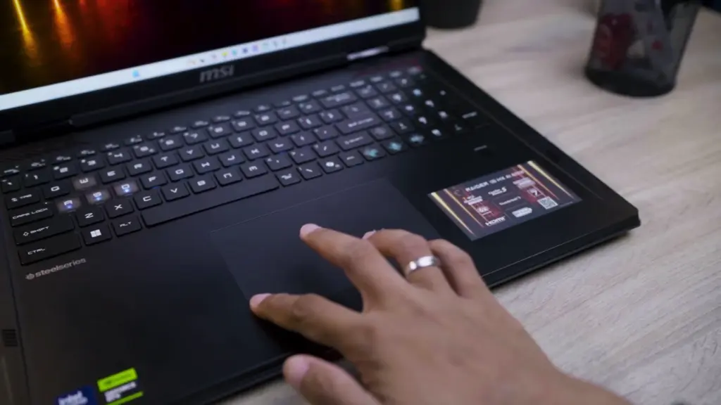 Close-up area touchpad MSI Raider 18 HX AI yang memiliki celah desain aneh, menjadi kritik utama pada laptop gaming 72 juta ini.