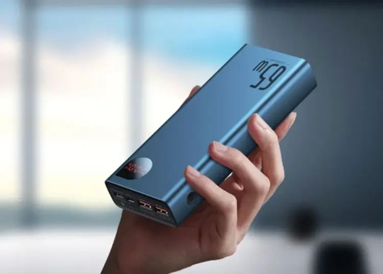 Ilustrasi power bank 20000mAh support 65W fast charging yang sesuai regulasi IATA dan aman dibawa masuk kabin pesawat untuk gadget liburan.