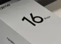 Foto bocoran kotak kemasan ritel Realme 16 Pro Plus berwarna putih dengan teks hitam, mengonfirmasi peluncuran segera.
