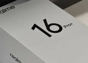 Foto bocoran kotak kemasan ritel Realme 16 Pro Plus berwarna putih dengan teks hitam, mengonfirmasi peluncuran segera.