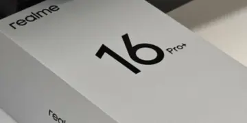 Foto bocoran kotak kemasan ritel Realme 16 Pro Plus berwarna putih dengan teks hitam, mengonfirmasi peluncuran segera.