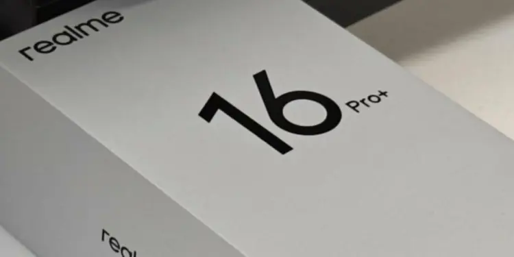 Foto bocoran kotak kemasan ritel Realme 16 Pro Plus berwarna putih dengan teks hitam, mengonfirmasi peluncuran segera.