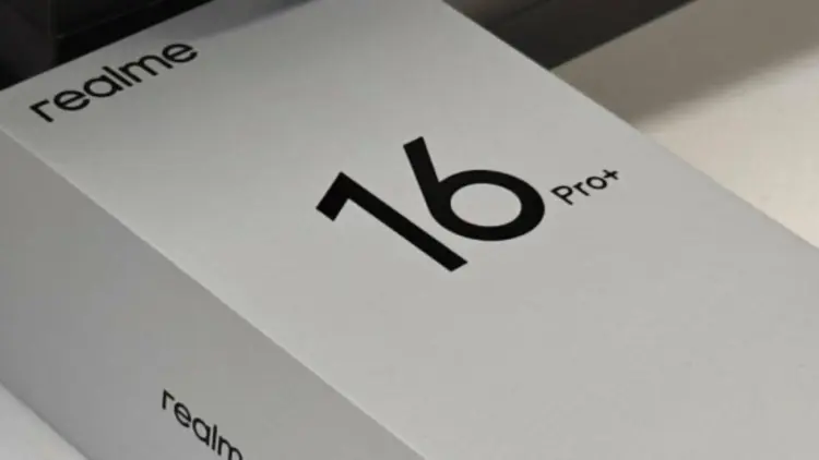 Foto bocoran kotak kemasan ritel Realme 16 Pro Plus berwarna putih dengan teks hitam, mengonfirmasi peluncuran segera.