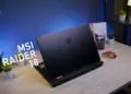 Review MSI Raider 18 HX AI tampak belakang di atas meja kerja, menampilkan desain premium laptop gaming flagship dengan logo naga MSI.