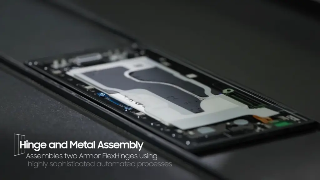 Proses perakitan otomatis engsel titanium Armor FlexHinges pada Samsung Galaxy Z TriFold untuk presisi layar lipat tiga.