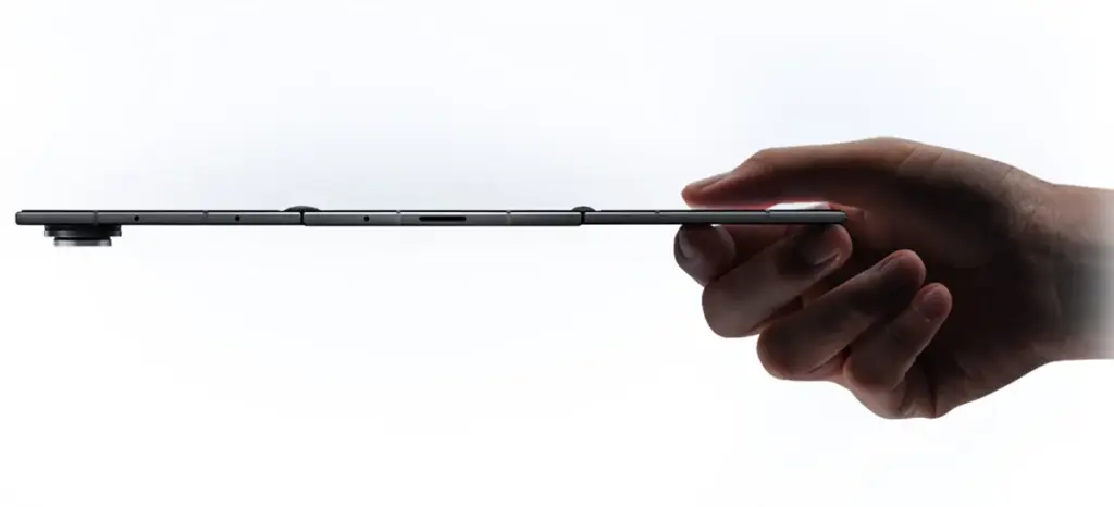 Profil samping Samsung Galaxy Z TriFold yang sangat tipis, hanya 3,9mm saat terbentang, menampilkan struktur engsel Armor FlexHinge.