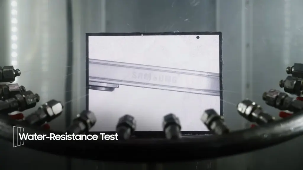Proses uji ketahanan air Samsung Galaxy Z TriFold menggunakan semprotan jet air dari berbagai sudut untuk memastikan standar rating IPX8.