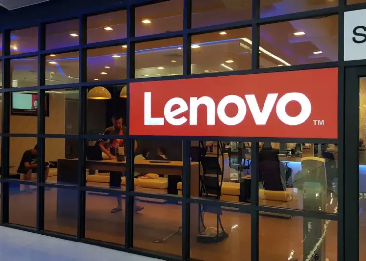 Gerai Lenovo yang menerapkan strategi penimbunan stok komponen hingga 50% lebih banyak untuk mengantisipasi kenaikan harga laptop 2026.