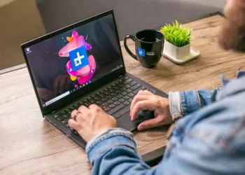 Pengguna yang sedang bekerja di laptop, merepresentasikan segmen laptop 10 jutaan terbaik 2025 untuk penggunaan profesional dan kuliah.