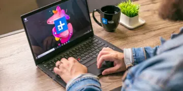 Pengguna yang sedang bekerja di laptop, merepresentasikan segmen laptop 10 jutaan terbaik 2025 untuk penggunaan profesional dan kuliah.